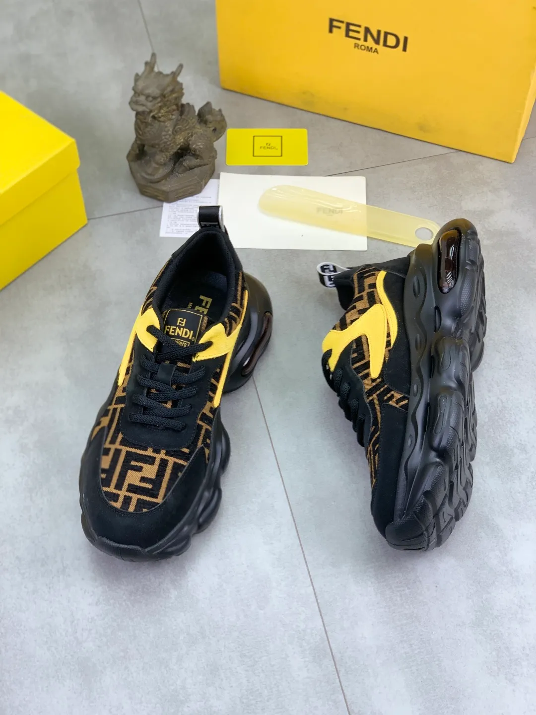 Men's men's shoes P440 new (FENDI Fendi) classic and most popular little monster style, loafers, slip-on casual shoes! Compared with the old models, they are more fashionable and eye-catching, making the already funny shoes more vivid. Like a hedgehog, do you have a little monster this year? A must-have for fashionistas! Upper: Made of high-grade cow suede, sheepskin lining, the highest version on the market, and an online outsole! 38-44 4️⃣colors available